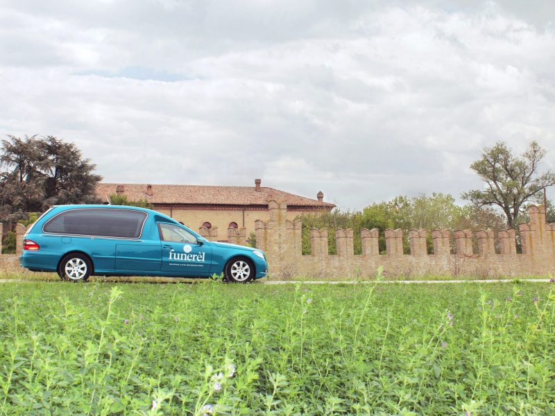 Carro funebre di Funerèl, per funerali low cost provincia di Bologna